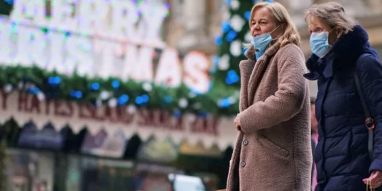 İngiltere'de Omicron vakaları hızla artıyor, Kraliçe Noel yemeğini iptal etti