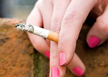 İngiltere'de araştırma: Ebeveynleri sigara içen gençlerin sigaraya başlama olasılığı 4 kat daha fazla