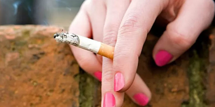 İngiltere'de araştırma: Ebeveynleri sigara içen gençlerin sigaraya başlama olasılığı 4 kat daha fazla