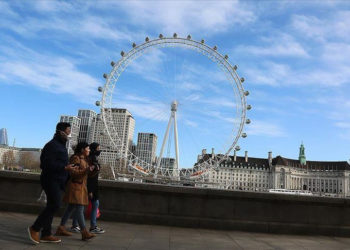 İngiltere'de günlük Covid-19 vaka sayısı ilk kez 100 bini geçti