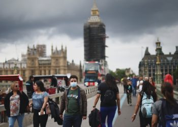 İngiltere'de korkutan 'rekor': Günlük vaka sayısı 100 binin üzerine çıktı