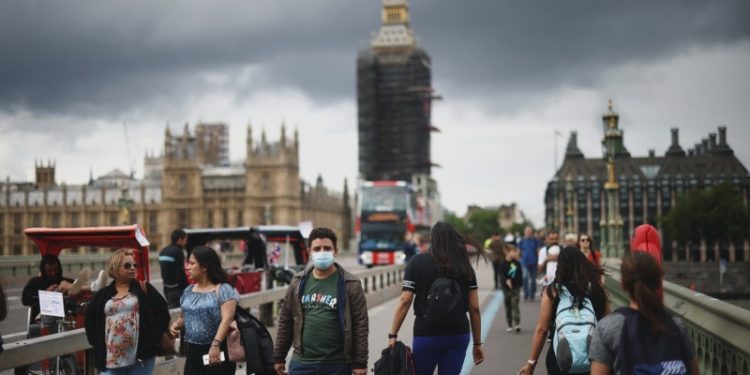 İngiltere'de korkutan 'rekor': Günlük vaka sayısı 100 binin üzerine çıktı