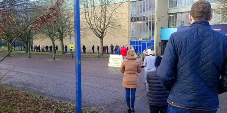 İngiltere'de üçüncü doz aşı randevularına talep, internet sitesini çökertti