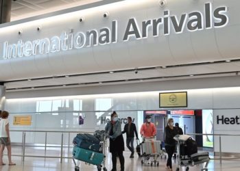 İngiltere'den Omicron tedbiri: Yurt dışından gelen tüm yolculara test zorunluluğu