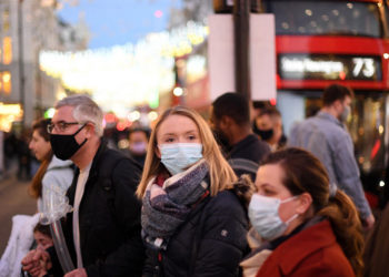 İngiltere’de günlük koronavirüs vaka sayısı ilk kez 100 bini geçti