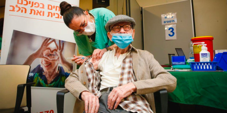 İsrail dördüncü doz Covid-19 aşısını test etmeye başladı