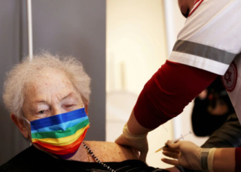 İsrail'de risk grubundaki kişiler için dördüncü doz Covid aşısı uygulaması başladı