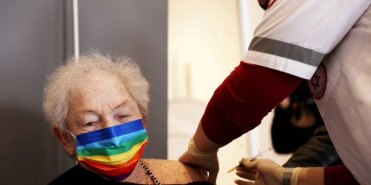 İsrail'de risk grubundaki kişiler için dördüncü doz Covid aşısı uygulaması başladı