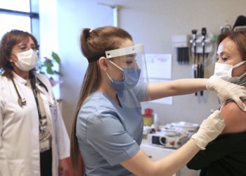 İsrail’de isteyen 60 yaş üstündeki kişilere 4. doz Covid-19 aşısı yapılacak