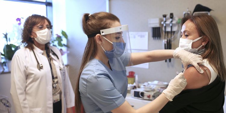 İsrail’de isteyen 60 yaş üstündeki kişilere 4. doz Covid-19 aşısı yapılacak