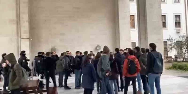İstanbul Üniversitesi’nde ülkücülerden öğrencilere saldırı girişimi