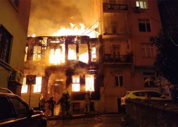 İstanbul’da yangın: Pencereden atladılar