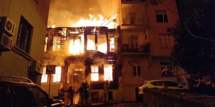İstanbul’da yangın: Pencereden atladılar