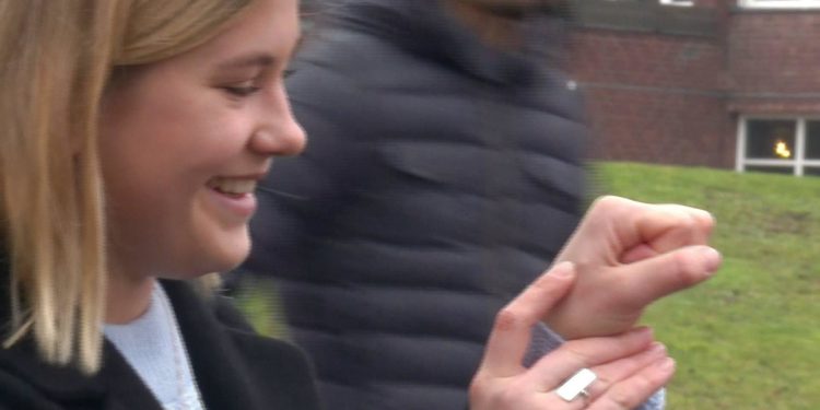 İsveç'te aşı pasaportu uygulaması, eline mikroçip taktıranların sayısını artırdı