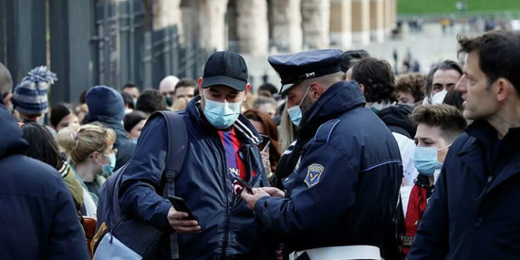 İtalya'da açık havada maske zorunluluğu getirildi, yeni yıl kutlamaları iptal edildi