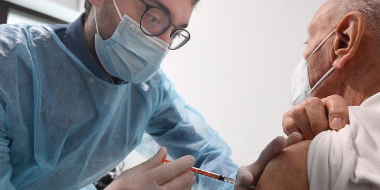 İtalya'da bir aşı karşıtı, sahte kolla aşı olmaya çalıştı