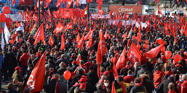 İtalya'da bütçe taslağına karşı genel greve gidildi