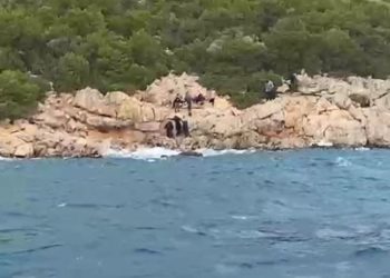 İzmir açıklarında göçmenleri taşıyan tekne battı: 2 ölü