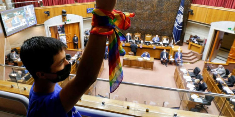 Şili Kongresi eşcinsel evliliği onayladı