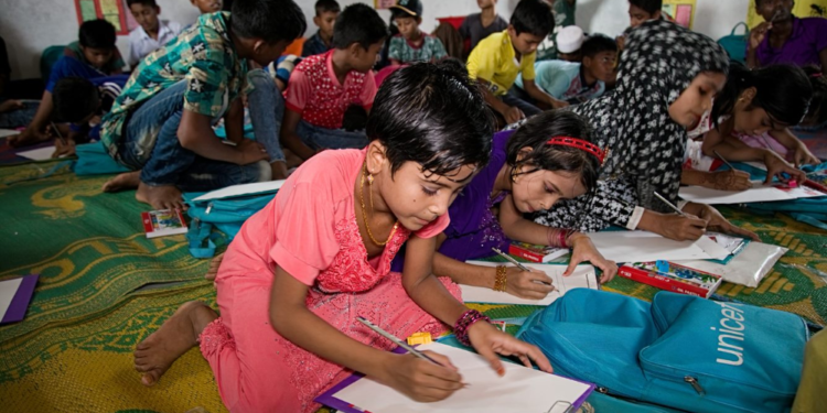 ‘Bangladeş, Arakanlı mültecilerin okullarını kapatıyor; 30 bin çocuk eğitimden uzak kalacak’