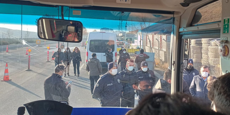‘Barınamıyoruz’ diyen 30 öğrenci ve 3 gazeteci Ankara girişinde gözaltına alındı