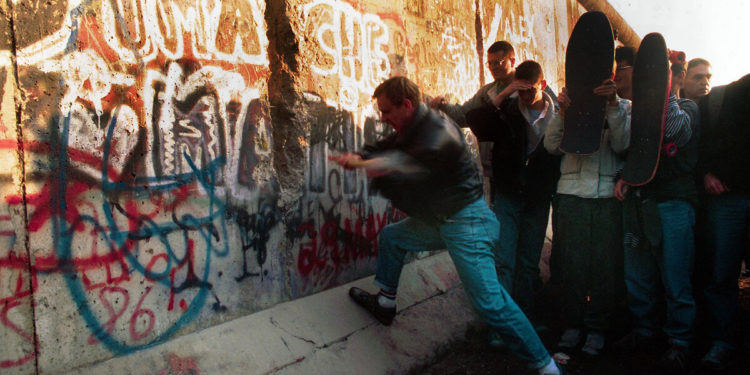 ‘Berlin Duvarını yıkan gazeteci’ Riccardo Ehrman hayatını kaybetti