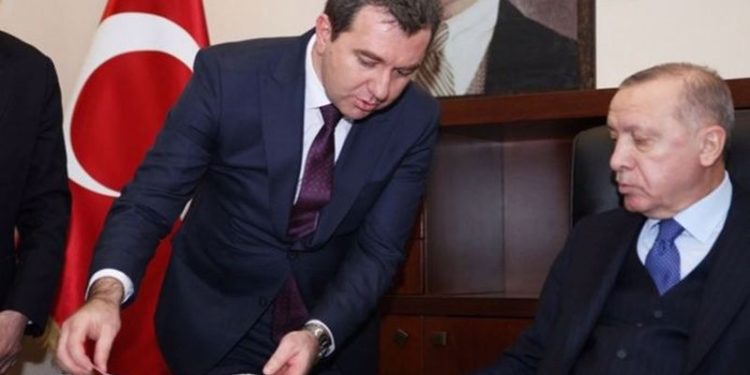 ‘Para yok’ diyerek arazileri satışa çıkaran AKP’li başkan, deve güreşi festivali düzenliyor