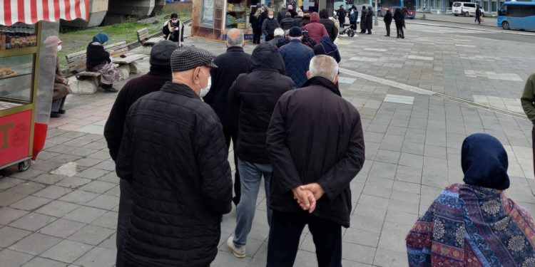 ‘Ucuz ekmek kuyrukları Beştepe’nin penceresinden bile görünüyordur artık’