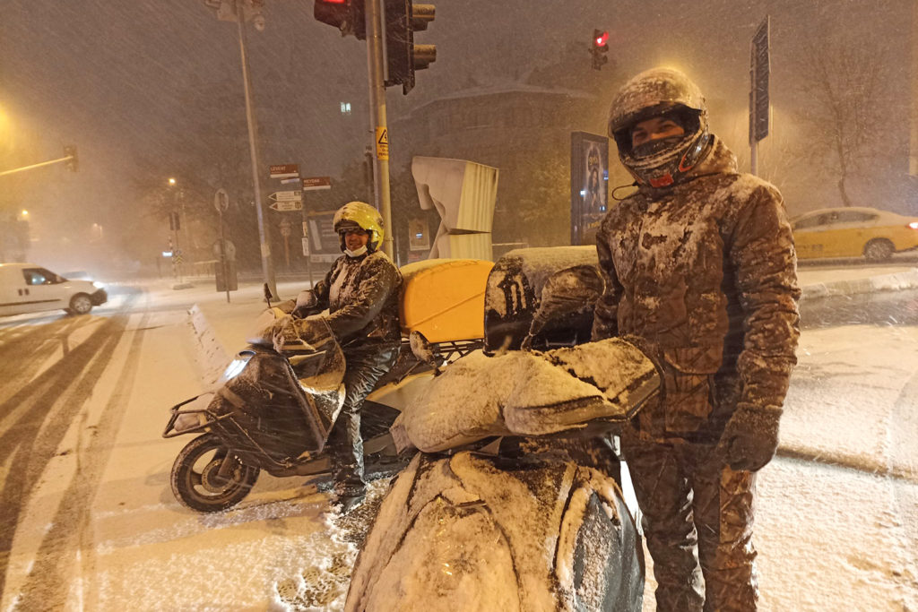 İstanbul’da kar yağışı nedeniyle kurye ve motosiklet yasağı