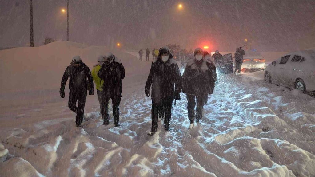 İstanbul-Ankara arasındaki TEM Otoyolu ve Devlet Karayolu araç trafiğine kapatıldı