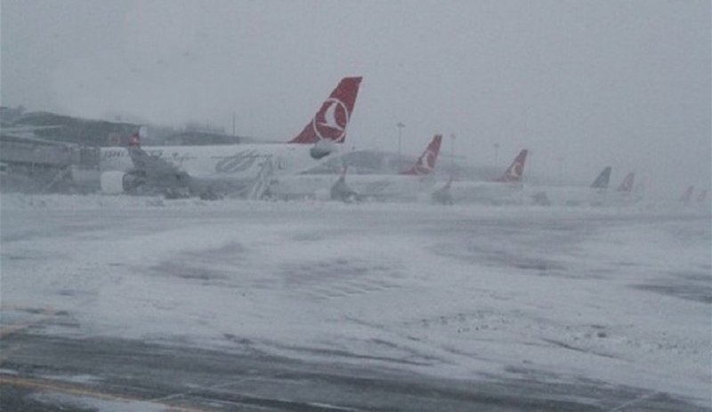 İstanbul Havalimanı'nda mahsur kalanlar anlattı: Otobüsün camını kırarak dışarı çıkabildik