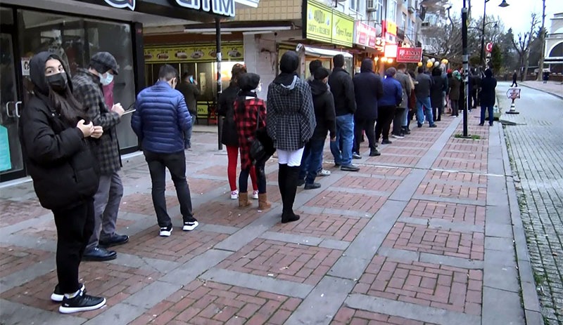 İstanbul'da nöbetçi eczane kuyruğu