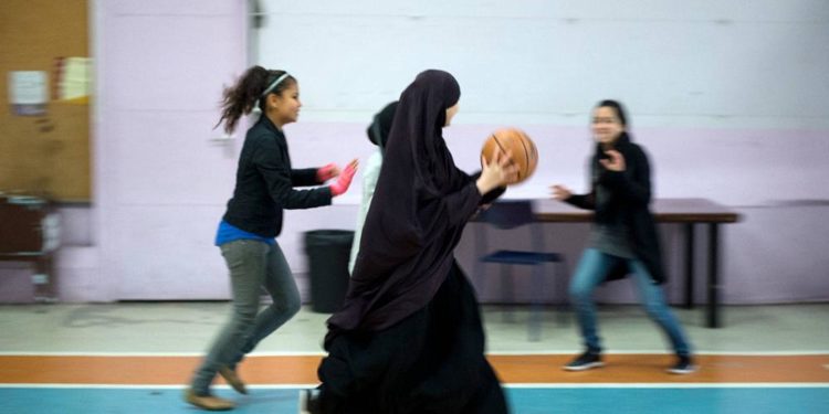 Fransa Senatosu’ndan spor müsabakalarında başörtüsünü yasaklayan değişikliğe onay