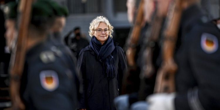 Almanya Savunma Bakanı Lambrecht: Şimdilik Ukrayna’ya silah sevkiyatı yapmayacağız