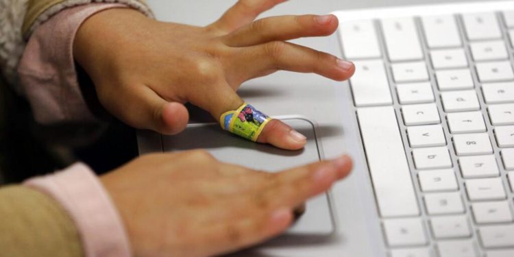 Covid-19 pandemisi döneminde geçen yıl internette çocuk tacizinde rekor artış yaşandı