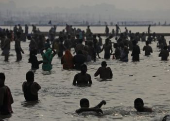 Covid-19: Artan vakalara rağmen yüzbinlerce Hindu Ganj Nehri’nde yıkandı