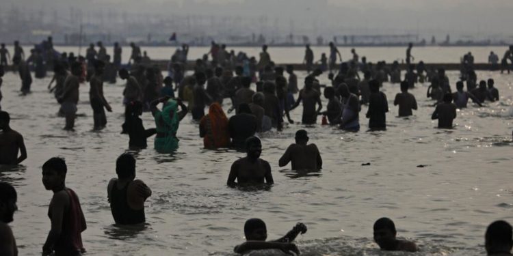 Covid-19: Artan vakalara rağmen yüzbinlerce Hindu Ganj Nehri’nde yıkandı