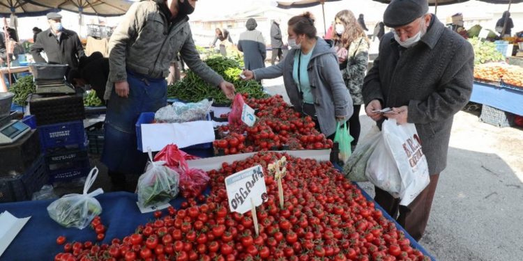 Türkiye’de 4 kişilik ailenin açlık sınırı asgari ücretin üzerine çıktı, 5 bin TL sınırına dayandı
