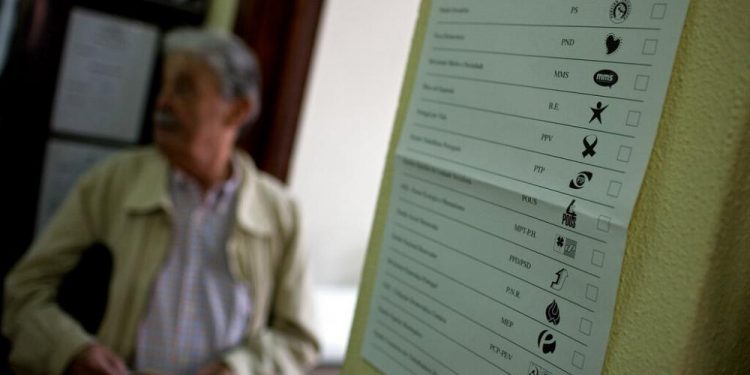 Yaklaşık 1 milyon kişinin karantinada olduğu Portekiz erken genel seçim için sandık başında