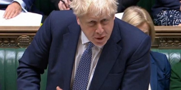 Boris Johnson Covid-19 kurallarına rağmen Başbakanlık’taki partiye katıldığı için özür diledi