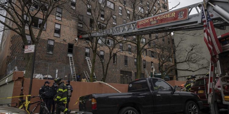 ABD’de 19 katlı binada çıkan yangında 17 kişi öldü, 15 yaralının durumu ağır