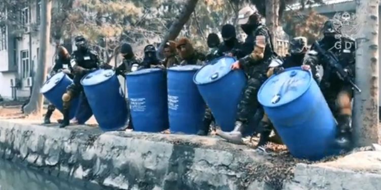 Taliban, baskınlarda ele geçirdiği alkolü kanala döktü