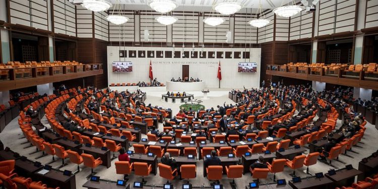 Olası bir seçimde yasama ve yürütmenin farklı ittifaklarda olması yönetim sorunu yaşatır mı?