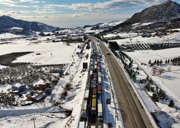 Tarsus-Adana-Gaziantep Otoyolu kar yağışı nedeniyle kapandı, uzun araç kuyrukları oluştu