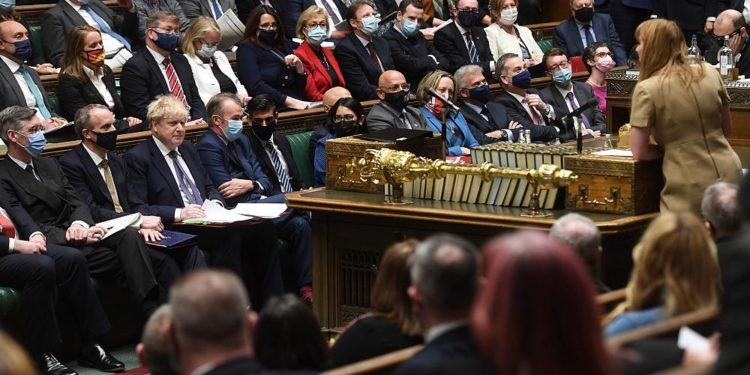İngiltere’deki Türk vatandaşlarının vize sorunu için hükümete soru önergesi