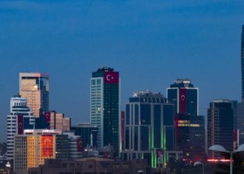 TL, Dolar karşısında 1 yılda yüzde 75 değer kaybetti, yabancılara konut satışı yüzde 44 arttı