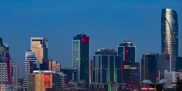 TL, Dolar karşısında 1 yılda yüzde 75 değer kaybetti, yabancılara konut satışı yüzde 44 arttı