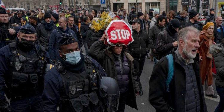 Fransa’da Covid-19: Anayasa Mahkemesi, aşı kartı yasasını onayladı; birçok şehirde protestolar var