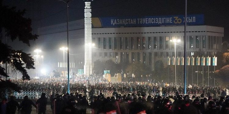 Kazakistan’da LPG isyanı: Devlet kurumları ateşe verildi, Tokayev’de sert davranma açıklaması