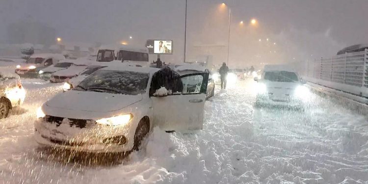 İstanbul’da son durum: Kar fırtınasında araçlar yollarda kaldı; havayolu ulaşımı durdu